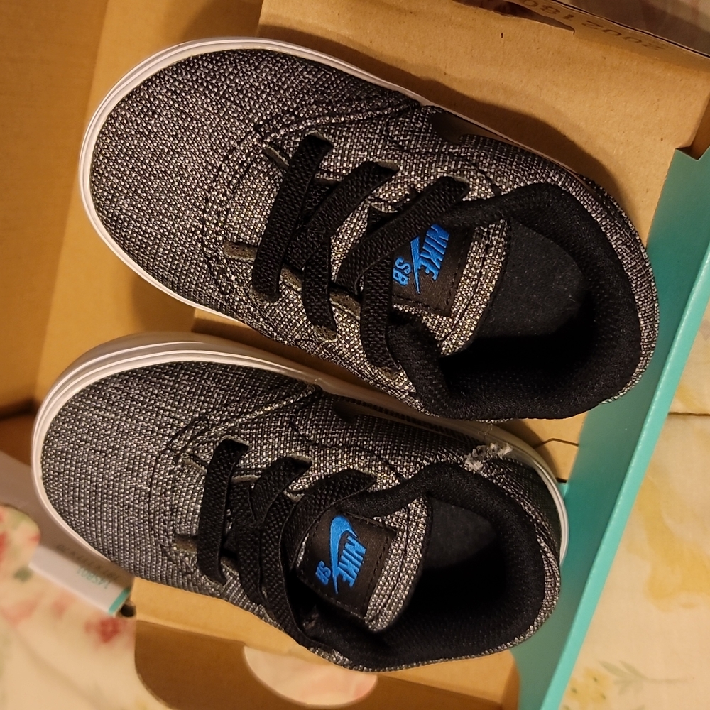 NIB Nike canvas sneakers